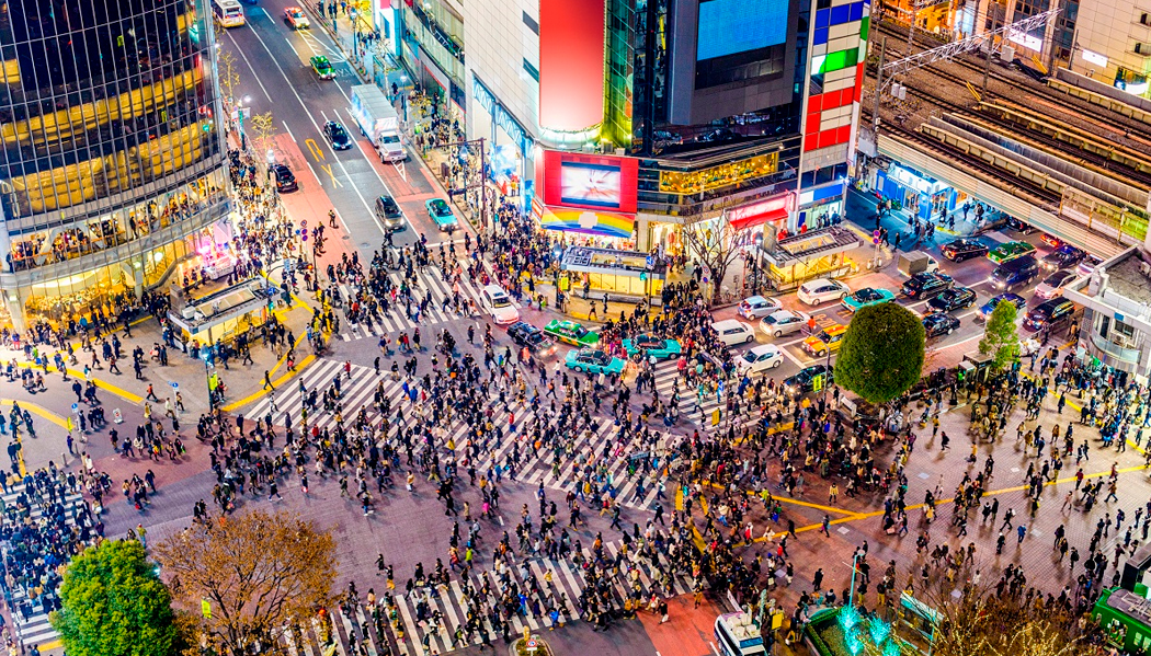 multidao de pessoas andando em meio a um cruzamento no Japão